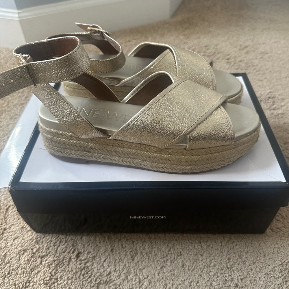 Nine West gold leather platform sandals 💛